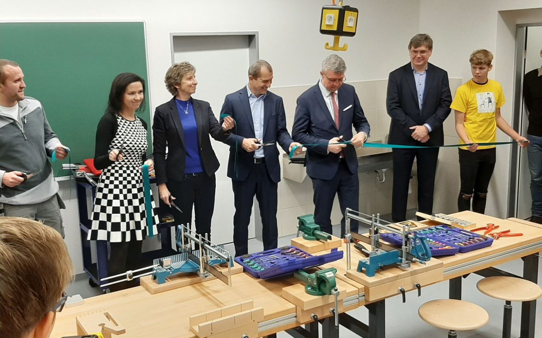 Ministr průmyslu a obchodu jednal se zástupci STAR u příležitosti slavnostního otevření polytechnických dílen na ZŠ Dolní Břežany